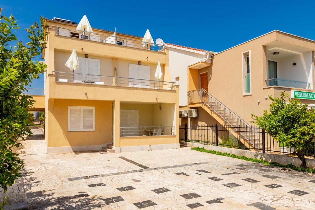 Apartments Mikulic Рогозница Екстериор снимка
