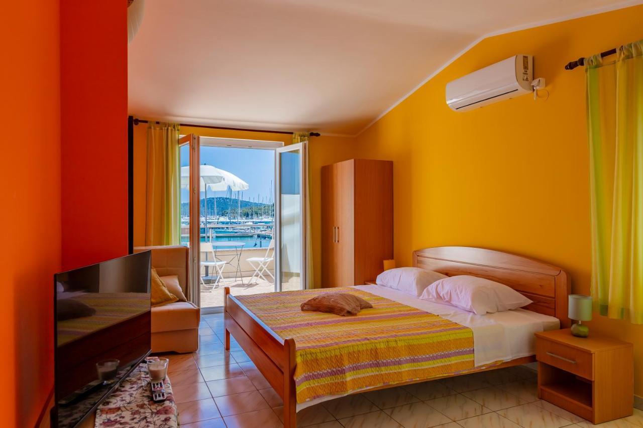 Apartments Mikulic Рогозница Екстериор снимка